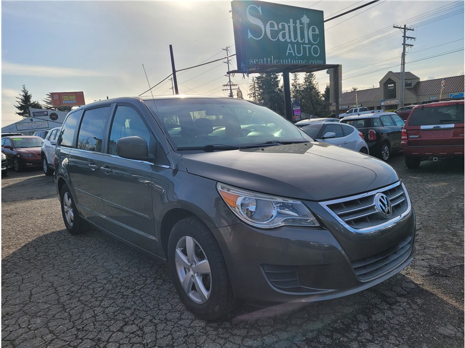 2010 Volkswagen Routan SE Minivan 4D