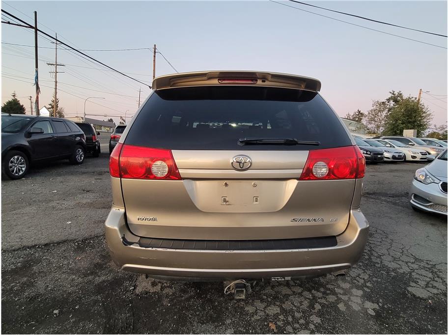 2006 Toyota Sienna LE Minivan 4D