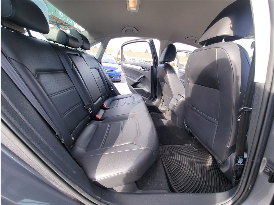 2014 Volkswagen Passat 1.8T Wolfsburg Edition Sedan 4D