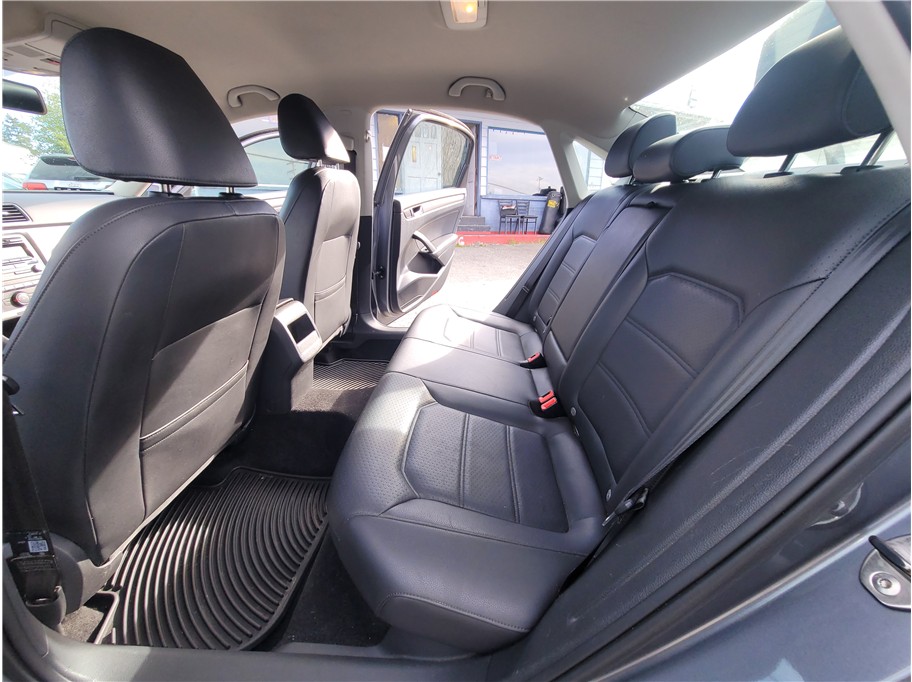 2014 Volkswagen Passat 1.8T Wolfsburg Edition Sedan 4D