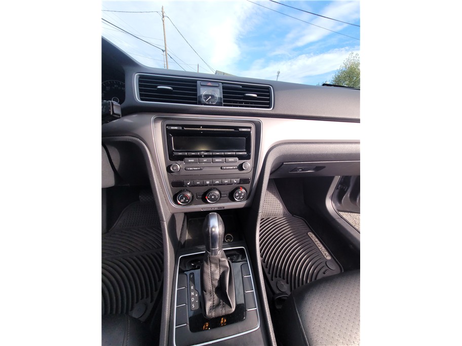 2014 Volkswagen Passat 1.8T Wolfsburg Edition Sedan 4D