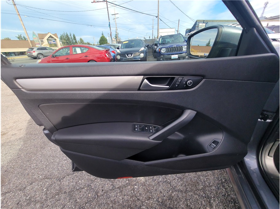 2014 Volkswagen Passat 1.8T Wolfsburg Edition Sedan 4D