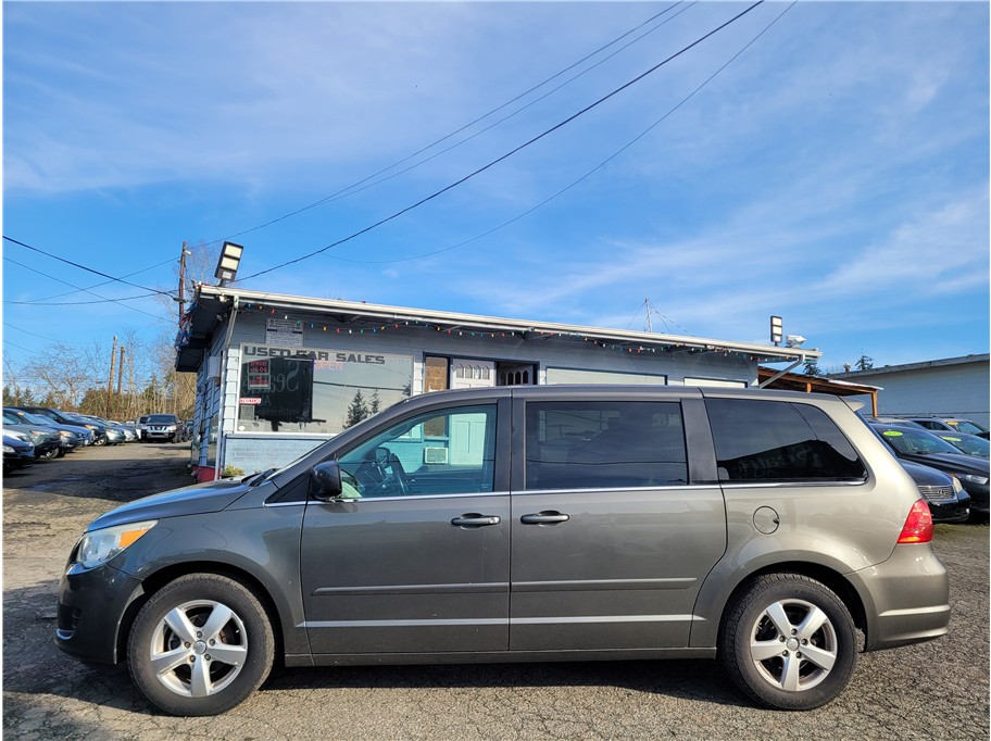 2010 Volkswagen Routan SE Minivan 4D