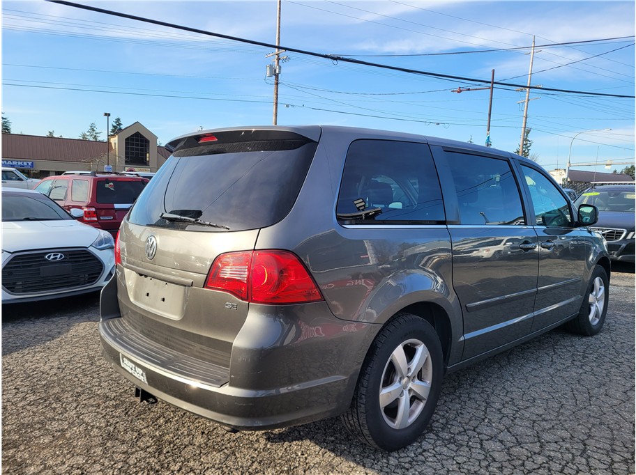 2010 Volkswagen Routan SE Minivan 4D